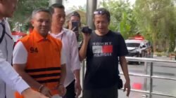 Gubri Abdul Wahid Memasuki Gedung KPK Dengan Tangan Diborgol  dan Pakai Rompi Orange KPK