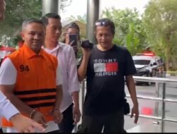 Gubri Abdul Wahid Memasuki Gedung KPK Dengan Tangan Diborgol  dan Pakai Rompi Orange KPK