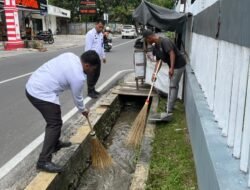 Peduli Kebersihan Lingkungan, Petugas Lapas Pekanbaru Rutin Lakukan Pembersihan Saluran Pembuangan Air