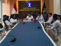 Kakanwil Kemenkum Riau Perkuat Peran PPNPN dan Help Desk untuk Tingkatkan Kualitas Pelayanan