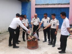 Lapas Kelas IIA Pekanbaru Musnahkan Barang Bukti Hasil Razia di Kamar Hunian WBP