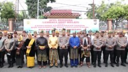 Kapolresta Pekanbaru Pimpin Apel Launching Penggunaan Tanjak dan Selempang Bersama LAM Riau