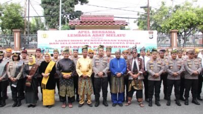 Kapolresta Pekanbaru Pimpin Apel Launching Penggunaan Tanjak dan Selempang Bersama LAM Riau