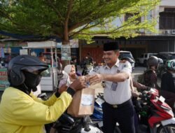 Dukung UMKM Sekitar, Rutan Kelas I Pekanbaru Bagikan Ratusan Takjil kepada Masyarakat