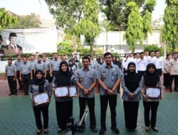 Semangat Baru Pasca-Lebaran: Kakanwil Berikan Penghargaan Pegawai Teladan