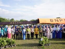 Peringati HUT ke-76 IGTKI-PGRI, Pemprov Riau Serahkan 100 Bibit Pohon Untuk Hijaukan Sekolah