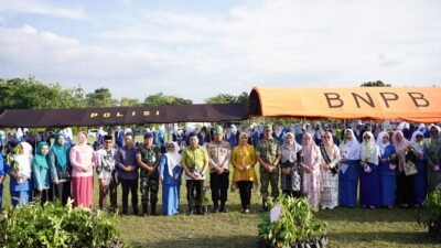 Peringati HUT ke-76 IGTKI-PGRI, Pemprov Riau Serahkan 100 Bibit Pohon Untuk Hijaukan Sekolah