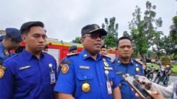 DPKP Terjunkan Lima Mobil Pemadam ke Kantor Dinas Ketahanan Pangan Provinsi Riau