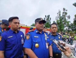 DPKP Terjunkan Lima Mobil Pemadam ke Kantor Dinas Ketahanan Pangan Provinsi Riau
