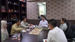 Kesbangpol Riau Terima Audensi Dari WALHI Riau di Ruang Rapat Kaban Kesbangpol Riau