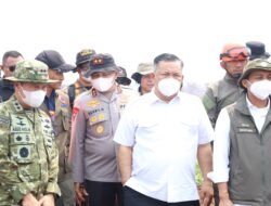 Pangdam XIX Tuanku Tambusai Turun ke Titik Api, Dampingi Menhut Tinjau Karhutla Pelalawan