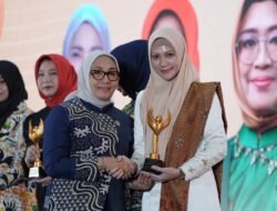 Diserahkan Menteri PPPA, Ketua TP PKK Pekanbaru Raih Penghargaan Nasional Pendidikan dan Literasi