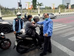 Lindungi Masyarakat dari Kabut Asap, Nakes di Riau Bagikan 4.000 Masker di Pekanbaru
