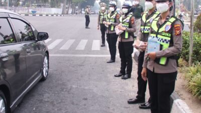 Peduli Dampak Kabut Asap, Polresta Pekanbaru Bagikan 1.300 Masker