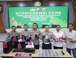 Sindikat SIM Palsu Dibongkar, Tiga Pejabat Polres Siak Diberikan Penghargaan
