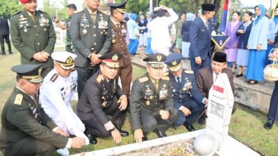 Pangdam XIX/TT Tabur Bunga di TMP Kusuma Dharma, Ziarah Nasional HUT Ke-81 TNI Berlangsung Khidmat