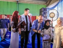 Walikota Agung Nugroho Berikan Baju Gratis Kepada Anak Sekolah