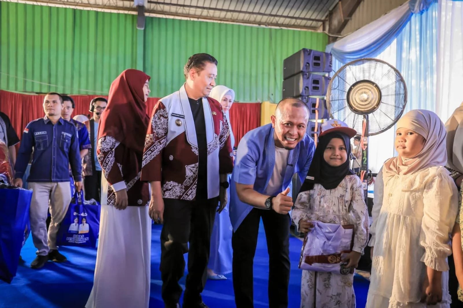 Foto saat walikota Pekanbaru berikan baju gratis ke anak sekolah